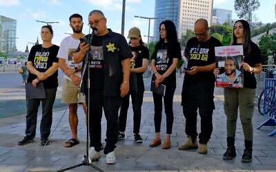 Un groupe de familles d'otages prononce son discours hebdomadaires à Tel Aviv, le 22 juin 2024. (Crédit : Adar Eyal/Pro-Democracy Protest Movement)