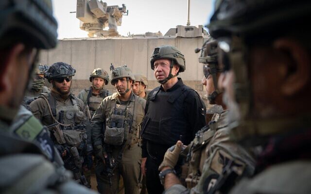 Le ministre de la Défense Yoav Gallant rencontrant des troupes israéliennes, à Rafah, dans le sud de la bande de Gaza, le 30 juin 2024. (Crédit : Ariel Hermoni/ Ministère de la Défense) Le ministre de la Défense Yoav Gallant rencontrant des troupes israéliennes, à Rafah, dans le sud de la bande de Gaza, le 30 juin 2024. (Crédit : Ariel Hermoni/ Ministère de la Défense)