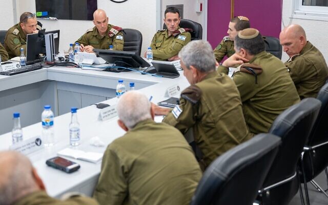 Le chef d'état-major de l'armée israélienne Herzi Halevi (au centre) assistant à un exercice de guerre au Commandement du Nord, sur une photo publiée le 2 juin 2024. (Crédit : Armée israélienne)