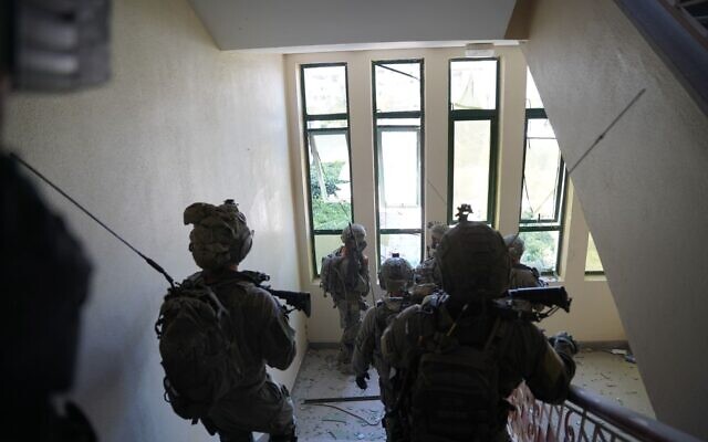 Des troupes de la 99ème division opèrent dans le centre de la bande de Gaza, dans une photo publiée le 13 juin 2024. (Crédit : armée israélienne)