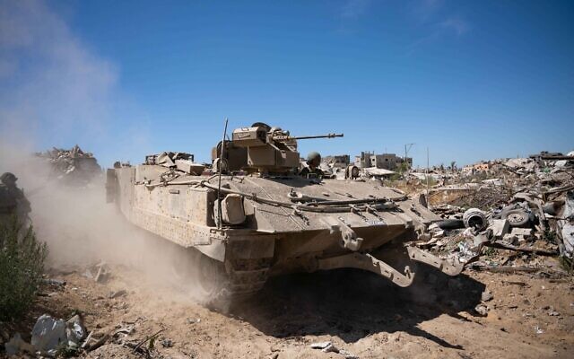 Un char opère dans le centre de la bande de Gaza, dans une photo publiée le 13 juin 2024. (Crédit : armée israélienne)