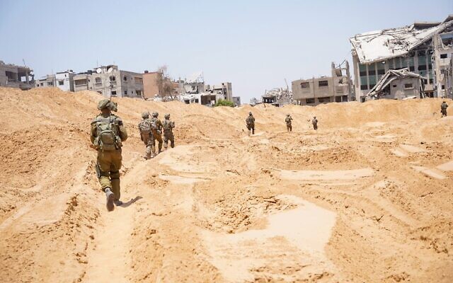 Des troupes de la 99e division opérant dans le centre de la bande de Gaza, sur une photo publiée le 13 juin 2024. (Crédit : Armée israélienne)