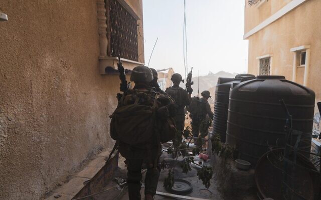 Des troupes de la Brigade Commando opèrent dans le sud de Gaza à Rafah, dans une photo publiée le 15 juin 2024. (Crédit : armée israélienne)