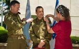 Avi Blot, le nouveau chef du commandement du centre du pays, reçoit le grade de général de division aux côtés de son épouse et du chef d'état-major de Tsahal, le lieutenant-général Herzi Halevi, le 20 juin 2024. (Crédit : Armée israélienne)