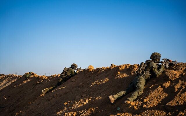 Des soldats de l'armée israélienne opérant dans la bande de Gaza, sur cette photo publiée le 21 juin 2024. (Crédit : Armée israélienne)