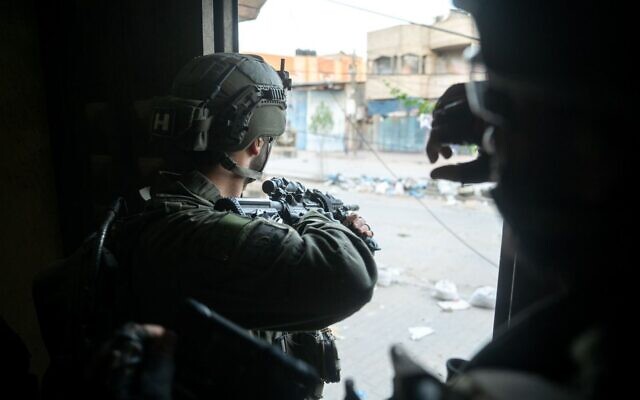 Des troupes de la 401e brigade blindée opèrent dans le sud de Gaza à Rafah, dans une photo publiée le 23 juin 2024. (Crédit : armée israélienne)