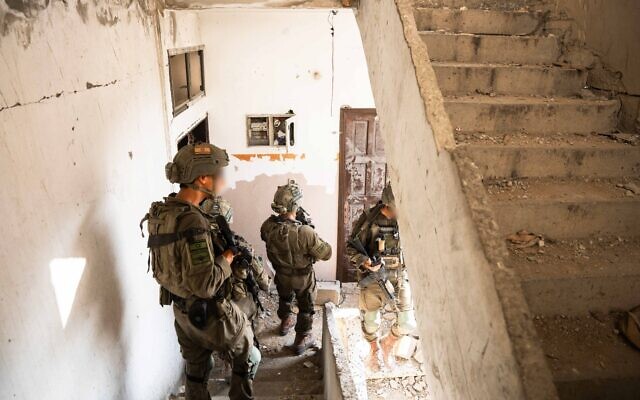 Des troupes de l'armée israélienne en opération à Shejaiya, dans la bande de Gaza, sur une photo publiée le 30 juin 2024. (Crédit : Armée israélienne) Des troupes de l'armée israélienne en opération à Shejaiya, dans la bande de Gaza, sur une photo publiée le 30 juin 2024. (Crédit : Armée israélienne)