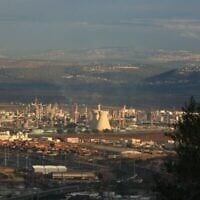 Vue des raffineries de pétrole et de la zone industrielle de la baie de Haïfa, le 28 octobre 2008. (Chen Leopold/Flash90)