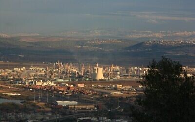 Vue des raffineries de pétrole et de la zone industrielle de la baie de Haïfa, le 28 octobre 2008. (Chen Leopold/Flash90)