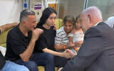 Le Premier ministre Benjamin Netanyahu en compagnie de l'otage secourue Noa Argamani, de son père Yaakov et de sa famille, à l'hôpital Sheba de Ramat Gan, le 8 juin 2024. (Crédit  : GPO)