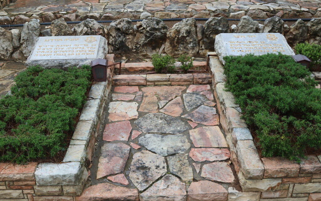 Les tombes de Tuvia Ordang et David Welber, tués au combat à Mekor Haïm, au cimetière militaire du mont Herzl, à Jérusalem. (Crédit : Shmuel Bar-Am)