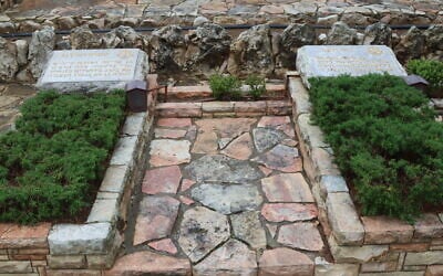 Les tombes de Tuvia Ordang et David Welber, tués au combat à Mekor Haïm, au cimetière militaire du mont Herzl, à Jérusalem. (Crédit : Shmuel Bar-Am)