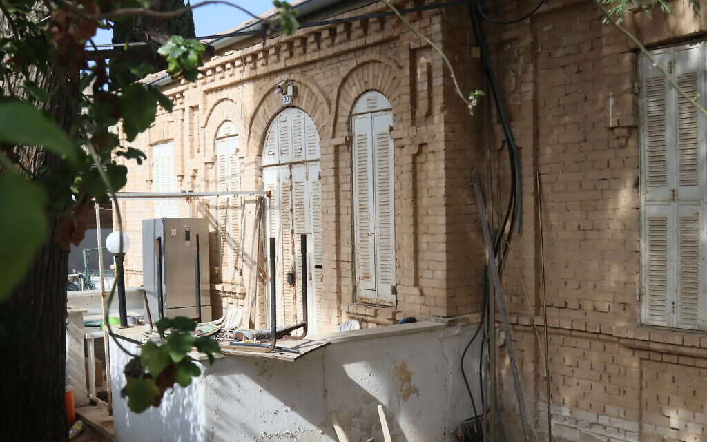 Une maison en briques de silicate dans le quartier de Mekor Haïm, à Jérusalem. (Crédit : Shmuel Bar-Am)