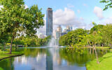Illustration : Des immeubles de grande hauteur entourent le parc Lumphini à Bangkok, en Thaïlande. (avtk, iStock Photos chez Getty Images)