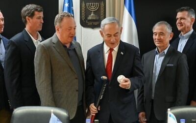 Le Premier ministre Benjamin Netanyahu (au centre) s'entretient avec une délégation d'anciens généraux et amiraux américains en visite, à Jérusalem, le 27 juin 2024. (Crédit : Maayan Toaf/GPO)