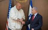 Le Premier ministre Benjamin Netanyahu, à droite, rencontre le sénateur américain John Fetterman à Jérusalem, le 26 juin 2024. (Crédit : Amos Ben Gershom/GPO)