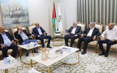 Illustration : Le chef du Hamas Ismail Haniyeh (troisième à droite) et le haut responsable Khalem Mashaal (deuxième à droite) avec Nasser al-Qudwa (deuxième à gauche) et Samir al-Mashrawi (troisième à gauche) du Fatah, au Qatar, le 22 novembre 2023. (Autorisation)