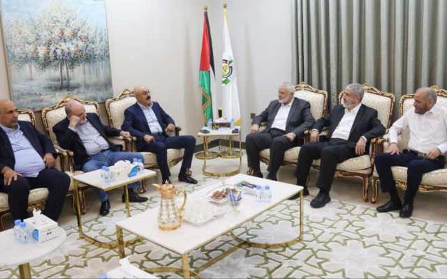 Le chef du Hamas, Ismaïl Haniyeh (3e à droite), et le haut fonctionnaire Khaled Meshaal (2e à droite), rencontrent Nasser al-Qudwa (2e à gauche) et Samir al-Mashrawi (3e à gauche), du Fatah, au Qatar, le 22 novembre 2023. (Crédit : Autorisation) Le chef du Hamas, Ismaïl Haniyeh (3e à droite), et le haut fonctionnaire Khaled Meshaal (2e à droite), rencontrent Nasser al-Qudwa (2e à gauche) et Samir al-Mashrawi (3e à gauche), du Fatah, au Qatar, le 22 novembre 2023. (Crédit : Autorisation)