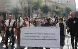 Les leaders religieux à la tête d'une marche interconfessionnelle en soutien à la paix et aux droits de l'Homme dans la rue Jaffa, à Jérusalem, le 3 juin 2024. (Crédit : Jacob Lazarus/Rabbis for Human Rights)