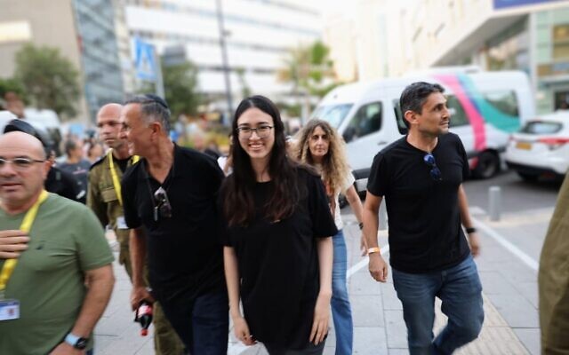 Quelques heures après avoir été sauvée de la captivité du Hamas à Gaza, Noa Argamani arrivant à l'hôpital Ichilov de Tel Aviv pour retrouver sa mère Liora, atteinte d'un cancer en phase terminale, le 8 juin 2024. (Crédit : Hôpital Ichilov) Quelques heures après avoir été sauvée de la captivité du Hamas à Gaza, Noa Argamani arrivant à l'hôpital Ichilov de Tel Aviv pour retrouver sa mère Liora, atteinte d'un cancer en phase terminale, le 8 juin 2024. (Crédit : Hôpital Ichilov)
