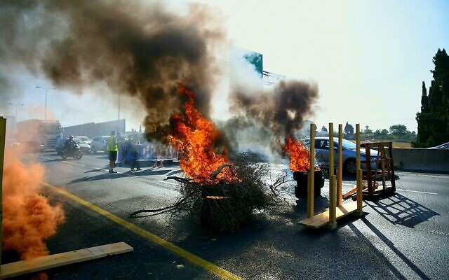 L'autoroute 4 près de Raanana en direction de Tel Aviv est bloquée par des manifestants appelant à des élections le 16 juin 2024. (Crédit 
 : Danor Aharon via le mouvement de protestation anti-gouvernemental)