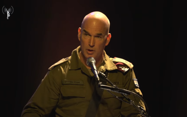 Le chef du Commandement Nord de l'armée israélienne, le général de division Ori Gordin, s'exprimant lors d'une cérémonie marquant les 18 ans de la Deuxième Guerre du Liban, le 6 juin 2024. (Crédit : Armée israélienne) Le chef du Commandement Nord de l'armée israélienne, le général de division Ori Gordin, s'exprimant lors d'une cérémonie marquant les 18 ans de la Deuxième Guerre du Liban, le 6 juin 2024. (Crédit : Armée israélienne)