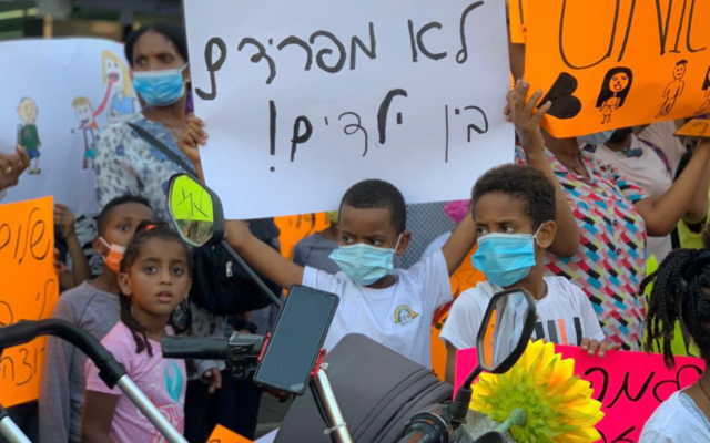 Des enfants de migrants et de demandeurs d'asile africains nés en Israël manifestent contre la ségrégation scolaire à Tel Aviv, le 1er septembre 2021, Tel Aviv. (Crédit : Levinsky Garden Library)