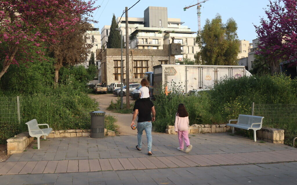Vue arrière de l'ancienne synagogue Mekor Haïm, à Jérusalem. (Crédit : Shmuel Bar-Am)