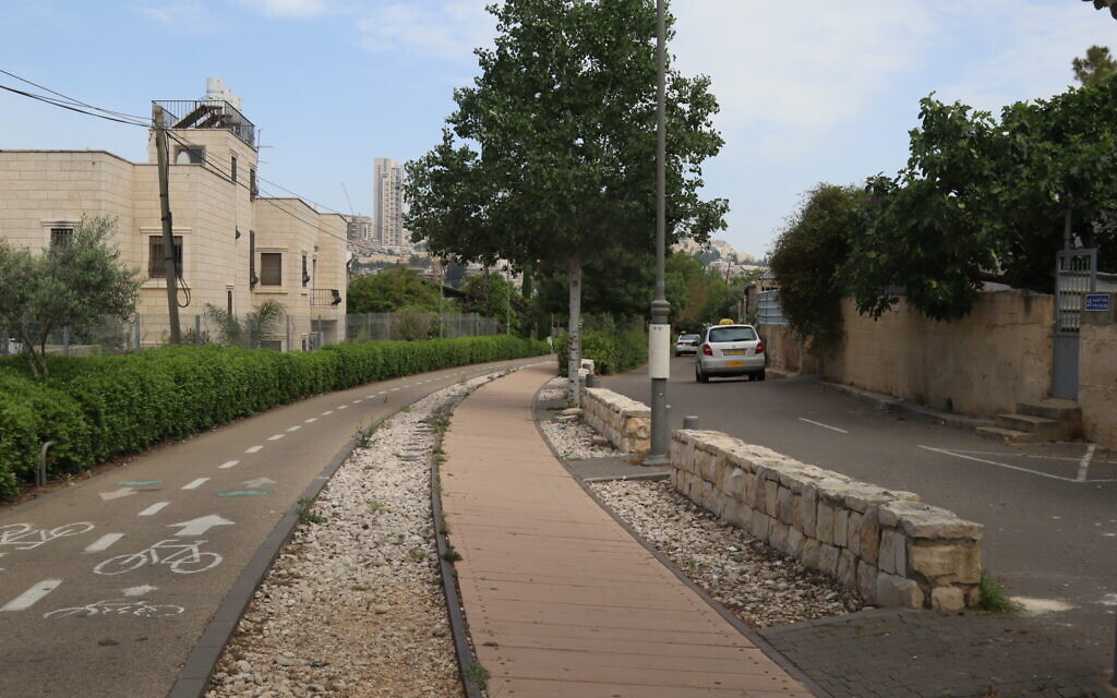 La passerelle de la voie ferrée à Beit Safafa, à Jérusalem. (Crédit : Shmuel Bar-Am)