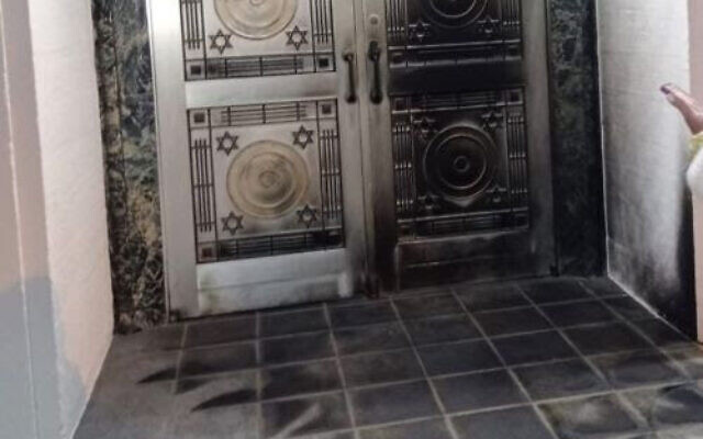 Les conséquences d'un incendie à l'extérieur de la synagogue Schara Tzedeck, à Vancouver, au Canada, le 30 mai 2024. (Crédit : B'nai B'rith Canada)