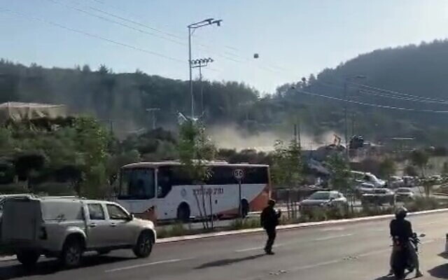 Le site de l'impact d'un drone dans la ville de Hurfeish, au nord d'Israël, le 5 juin 2024. (Crédit : Capture d'écran X) Le site de l'impact d'un drone dans la ville de Hurfeish, au nord d'Israël, le 5 juin 2024. (Crédit : Capture d'écran X)