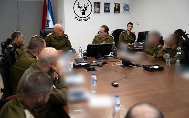 Le chef du Commandement du nord, le général Ori Gordin, à gauche, et le chef de l'Administration des opérations Oded Basiuk, à droite, procèdent à une évaluation, le 18 juillet 2024. (Crédit : Armée israélienne) Le chef du Commandement du nord, le général Ori Gordin, à gauche, et le chef de l'Administration des opérations Oded Basiuk, à droite, procèdent à une évaluation, le 18 juillet 2024. (Crédit : Armée israélienne)