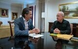 Le ministre de la Défense Yoav Gallant (à droite) avec l'envoyé spécial américain Amos Hochstein à Washington, le 24 juin 2024. (Crédit : Ariel Hermoni/ministère de la Défense)