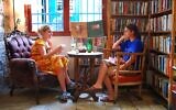 Des amateurs de livres au café Tmol Shilshom, à Jérusalem, qui fête ses 30 ans, en juin 2024. (Crédit : Autorisation)