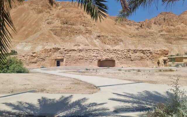 Le nouveau centre d'accueil des visiteurs de la réserve naturelle d'Einot Zukim, au nord de la mer Morte, dans le sud d'Israël. (Crédit : Sue Surkes/Times of Israel)