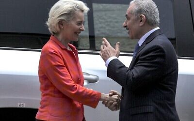 Illustration : Le Premier ministre de l’Autorité palestinienne Mohammad Shtayyeh recevant la présidente de la Commission européenne, Ursula von der Leyen, à Ramallah, le 14 juin 2022. (Crédit : Abbas Momani/AFP)