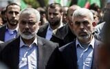 Yahya Sinwar, à droite, le leader du Hamas à Gaza et Ismail Haniyeh, chef du Hamas, lors des funérailles d'un responsable du groupe terroriste, Mazen Faqha, à Gaza City, le 25 mars 2017. (Crédit : AFP Photo/Mahmud Hams)