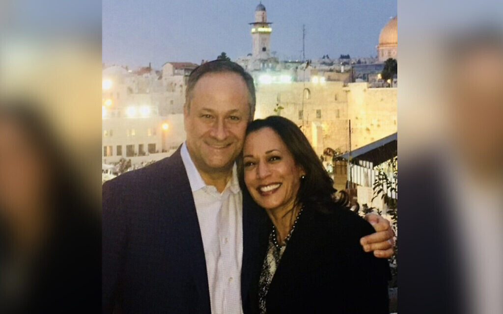 La sénatrice démocrate Kamala Harris et Douglas Emhoff, son mari, posent à proximité du mur Occidental de Jérusalem au mois de novembre 2017. (Crédit : Halie Soifer via JTA)