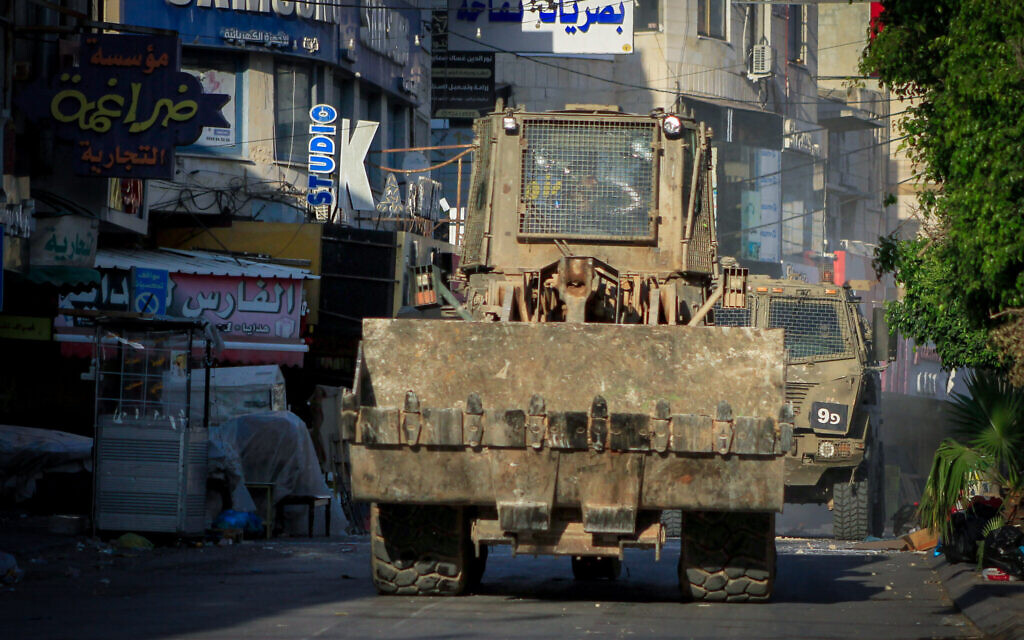 Les forces de sécurité israéliennes opèrent dans la ville de Jénine, en Cisjordanie, le 6 juin 2024. (Crédit : Nasser Ishtayeh/Flash90)