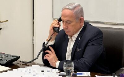 Illustration : Le Premier ministre Benjamin Netanyahu en communication avec le président américain Joe Biden depuis les quartiers généraux de l'armée de la Kirya, à Tel Aviv, le 14 avril 2024. (Crédit : Bureau du Premier ministre)