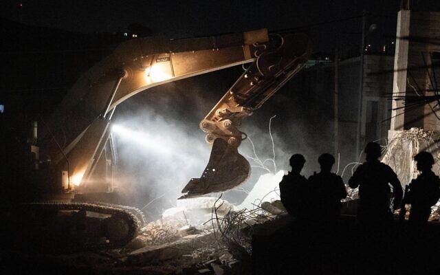 Les troupes de Tsahal démolissent les maisons des terroristes palestiniens Muhammad Zawahra et Kathem Zawahra dans la ville cisjordanienne de Zaatara, près de Bethléem, le 4 juillet 2024. (Crédit : Armée israélienne)