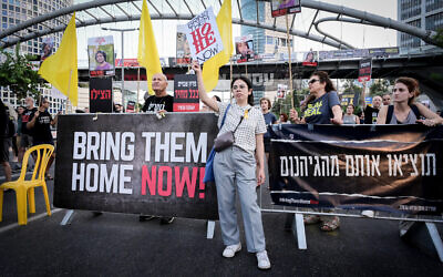 Des activistes organisent une manifestation appelant à la libération des otages détenus à Gaza, devant le siège du ministère de la Défense à Tel Aviv, le 4 juillet 2024. (Crédit : Avshalom Sassoni/Flash90)