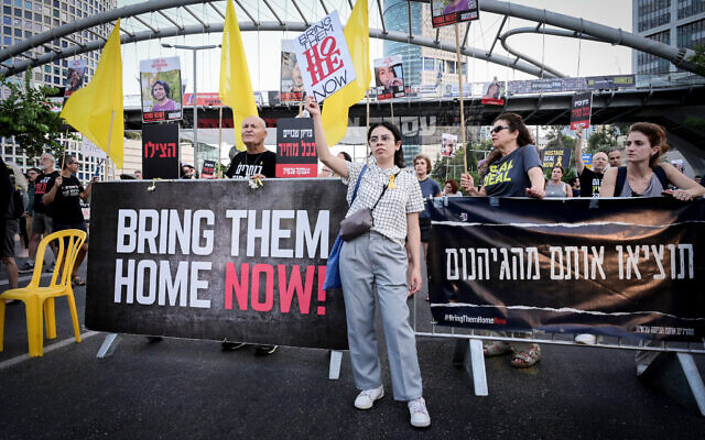 Des activistes organisent une manifestation appelant à la libération des otages détenus à Gaza, devant le siège du ministère de la Défense à Tel Aviv, le 4 juillet 2024. (Crédit : Avshalom Sassoni/Flash90) Des activistes organisent une manifestation appelant à la libération des otages détenus à Gaza, devant le siège du ministère de la Défense à Tel Aviv, le 4 juillet 2024. (Crédit : Avshalom Sassoni/Flash90)