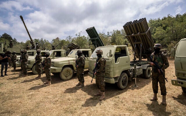 Des terroristes du groupe chiite libanais du Hezbollah effectuant un exercice d'entraînement dans le village d'Aaramta, dans le district de Jezzine, au sud du Liban, le 21 mai 2023. (Crédit : Hassan Ammar/AP)