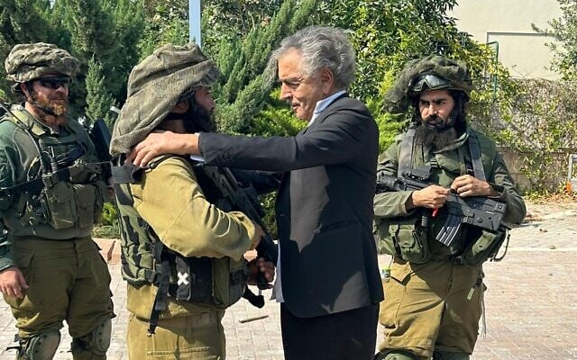 Bernard-Henri Levy, au centre, au kibboutz Kfar Aza, le 11 octobre 2023. (Crédit : Benjamin Touati)