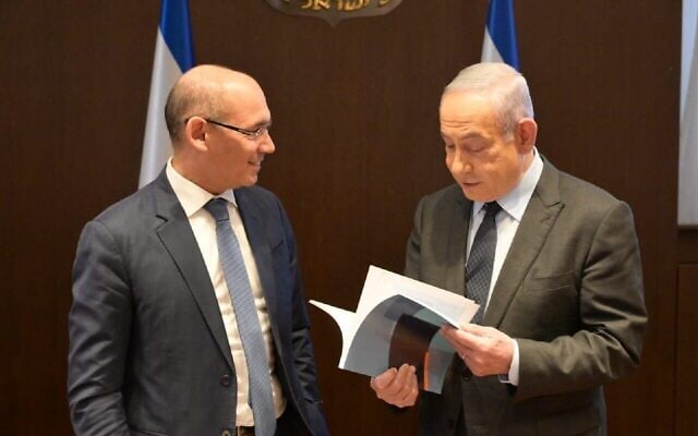 Le chef de la Banque d'Israël, Amir Yaron, à gauche, remet au Premier ministre Benjamin Netanyahu le rapport de fin d'année de la banque centrale à Jérusalem, le 28 mars 2024. (Crédit : Amos Ben-Gershom/GPO) Le chef de la Banque d'Israël, Amir Yaron, à gauche, remet au Premier ministre Benjamin Netanyahu le rapport de fin d'année de la banque centrale à Jérusalem, le 28 mars 2024. (Crédit : Amos Ben-Gershom/GPO)