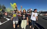 Des proches d'otages israéliens détenus par le Hamas dans la bande de Gaza mènent une marche de Tel Aviv à Jérusalem appelant à un accord pour obtenir leur libération, le 12 juillet 2024. (Crédit : Mouvement pro-démocratie/Oded Engel)