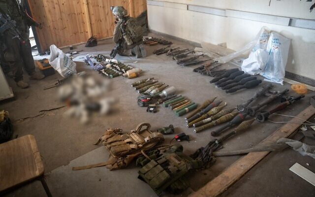 Des armes trouvées par les troupes de Tsahal au siège de l'UNRWA dans la ville de Gaza, dans une photo distribuée le 12 juillet 2024. (Crédit : Armée israélienne)