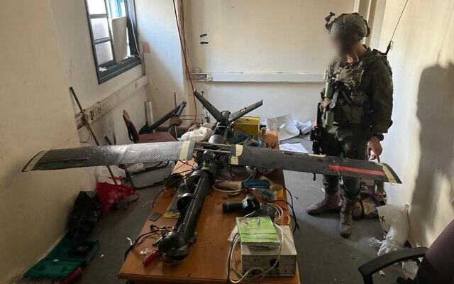 Un drone du Hamas trouvé par les troupes de l’armée israélienne au siège de l'UNRWA, à de Gaza City, sur une photo publiée le 12 juillet 2024. (Crédit : Crédit : Armée israélienne)