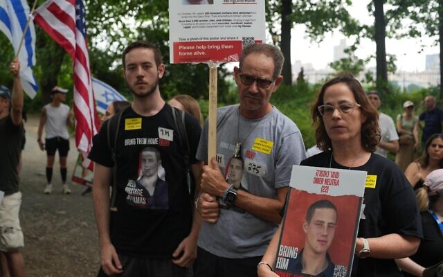 De gauche à droite : Daniel Neutra, Ronen Neutra et Orna Neutra, la famille d'Omer Neutra, 22 ans, retenu en otage par le Hamas à Gaza, s'exprime lors d'un rassemblement à Central Park, à New York, le 7 juillet 2024. (Crédit : Dani Tenenbaum et Liri Agami)